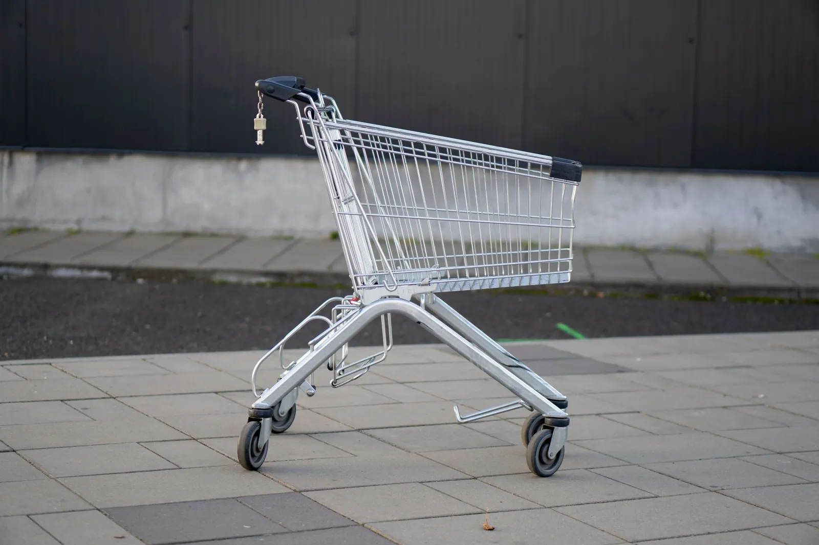 Einkaufswagen im Supermarkt